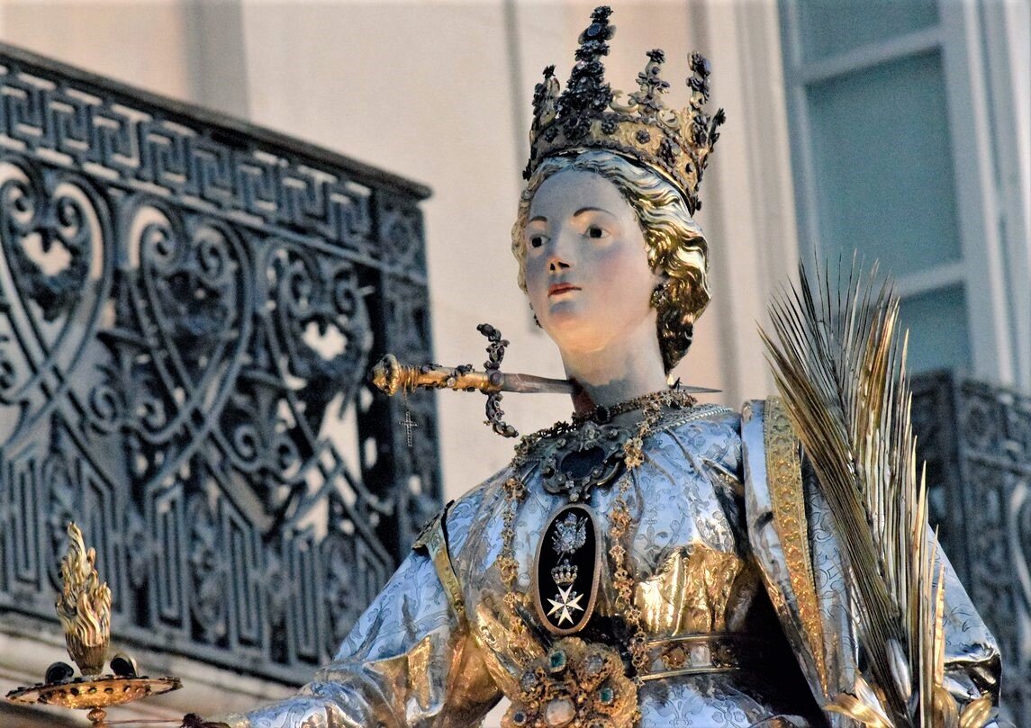 Скульптура святой Люсии Сиракузской, Сиракузы, Италия. Пальмовая ветвь - символ победы добра над злом, потому что Люсия стала мученицей за веру.