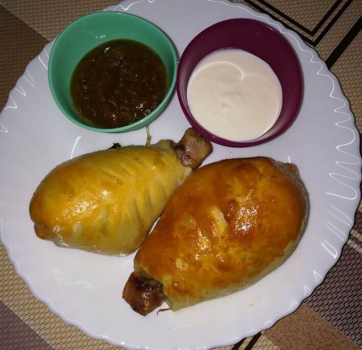 Готовые запеченные куриные голени в тесте