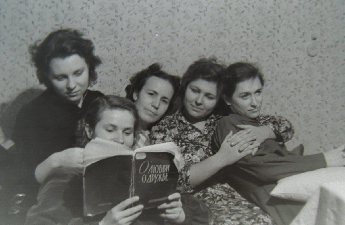 Сидели вечером подруги и размышляли о любви и дружбе, а чего ещё делать когда все задания выполнены.