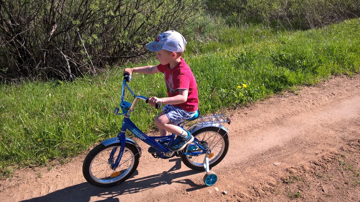 На этом фото Вова впервые сел на двухколёсный велосипед 