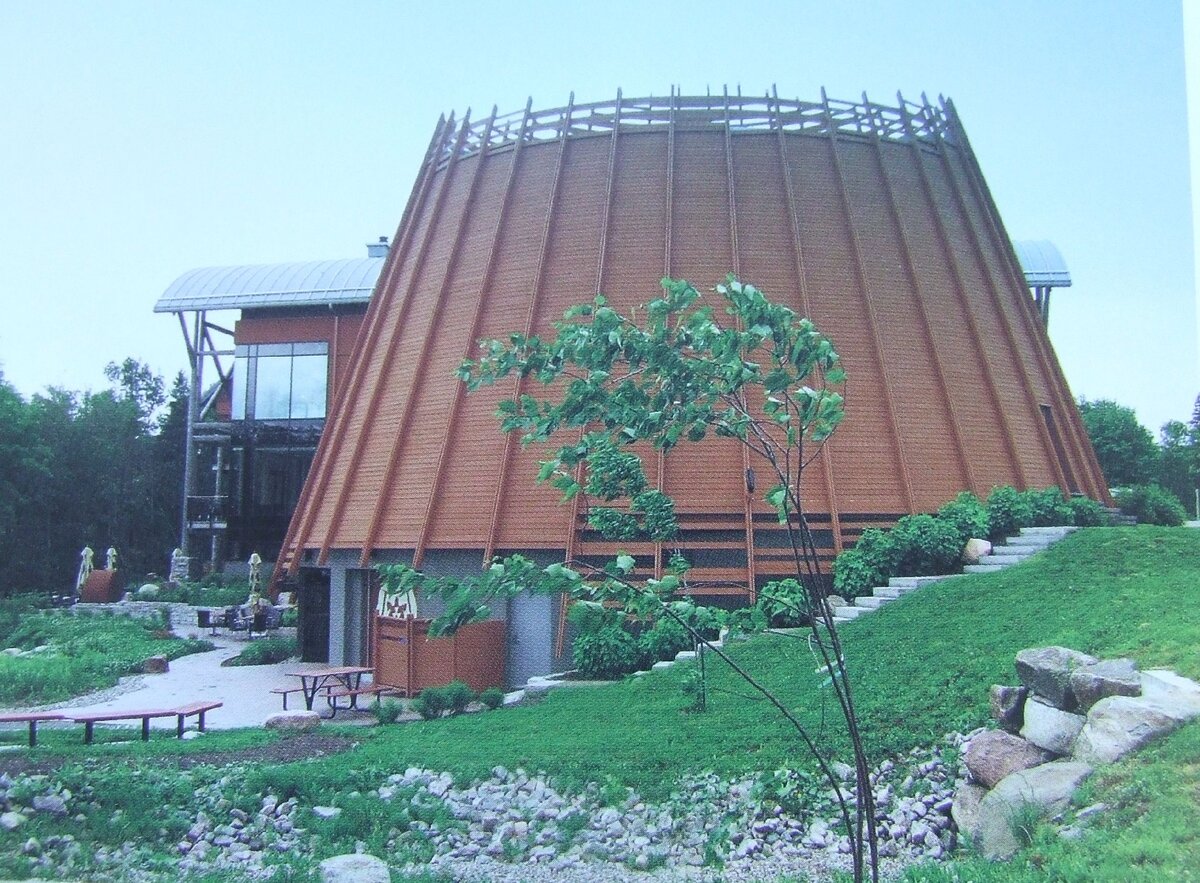 Вот в таких домах живут современные индейцы - гуроны. Фото из книги Елены Бомбиной