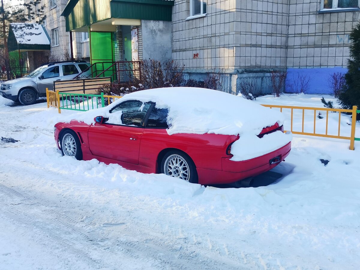 Скоро его опять заметет снегом.