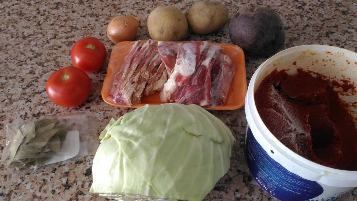 Если будет морковь – это будет совсем не лишнее! У нас, на момент приготовления борща, она закончилась. Томатная паста – это скорее дополнение. Если её не будет, борщ не станет хуже.