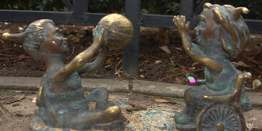 Пчелы, играющие в мяч, в самом центре города напротив универмага