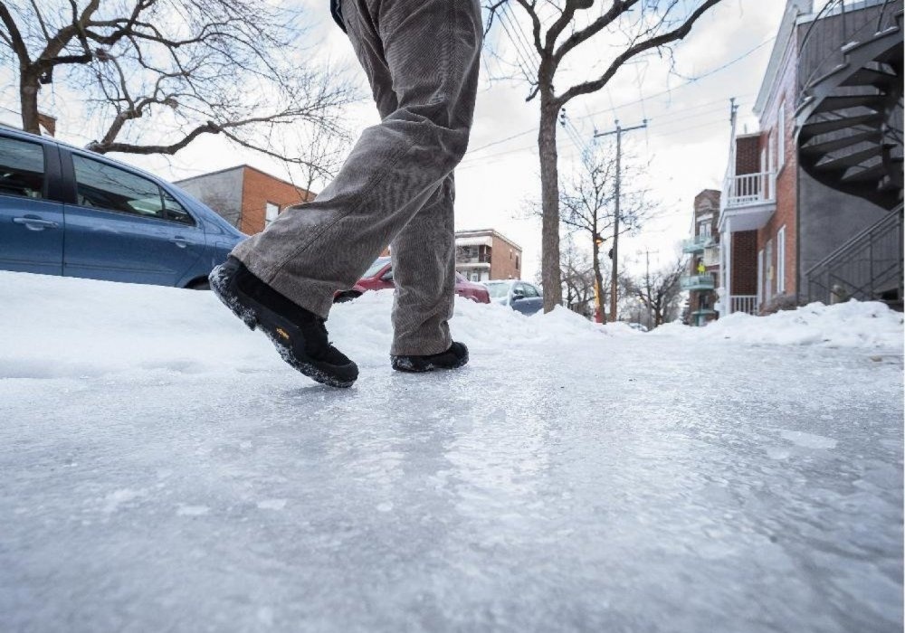 Гололед опасен не только в праздничные дни , но и в любой зимний день. Но в праздники мы словно забываем об этой опасности, и можем позволить себе бегать , веселиться , прыгать . Фактором большого риска травм, полученных из-за гололеда, является также наша обувь на скользкой подошве и что касается лиц женского пола это обувь на высоких каблуках. Обувь должна быть удобной и на толстой подошве. Во время передвижения по зимнему тротуару, дороге, ступенькам не спешите. Ставьте ногу на всю ступню, а затем уже переносите на неё тяжесть тела.