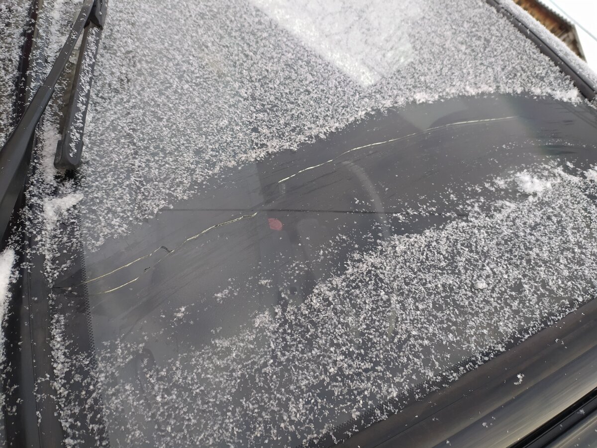 Если приглядеться, то можно увидеть трещину