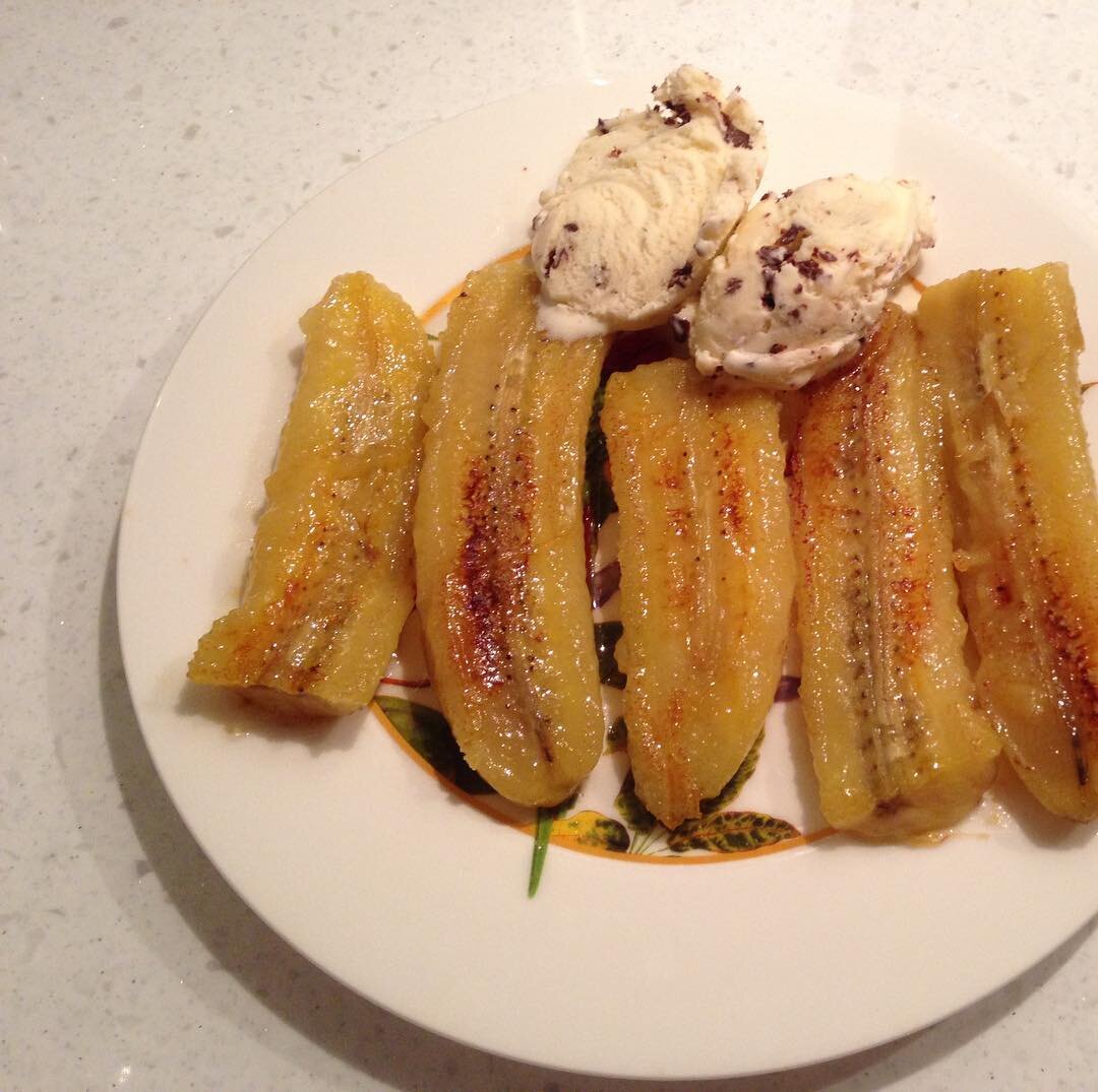 Жареные бананы в карамели с пломбиром - пошаговый рецепт с фото