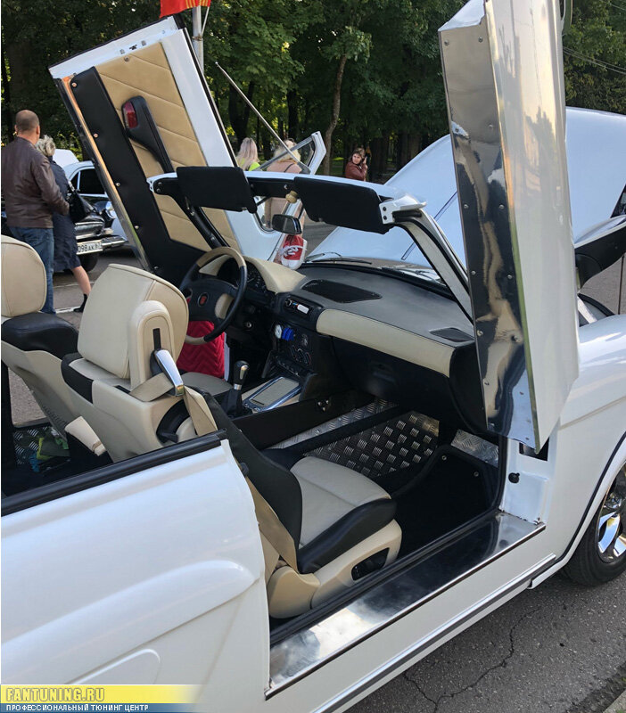 Двери, кстати, обрезаны по низу, видимо усиливались пороги, что правильно.