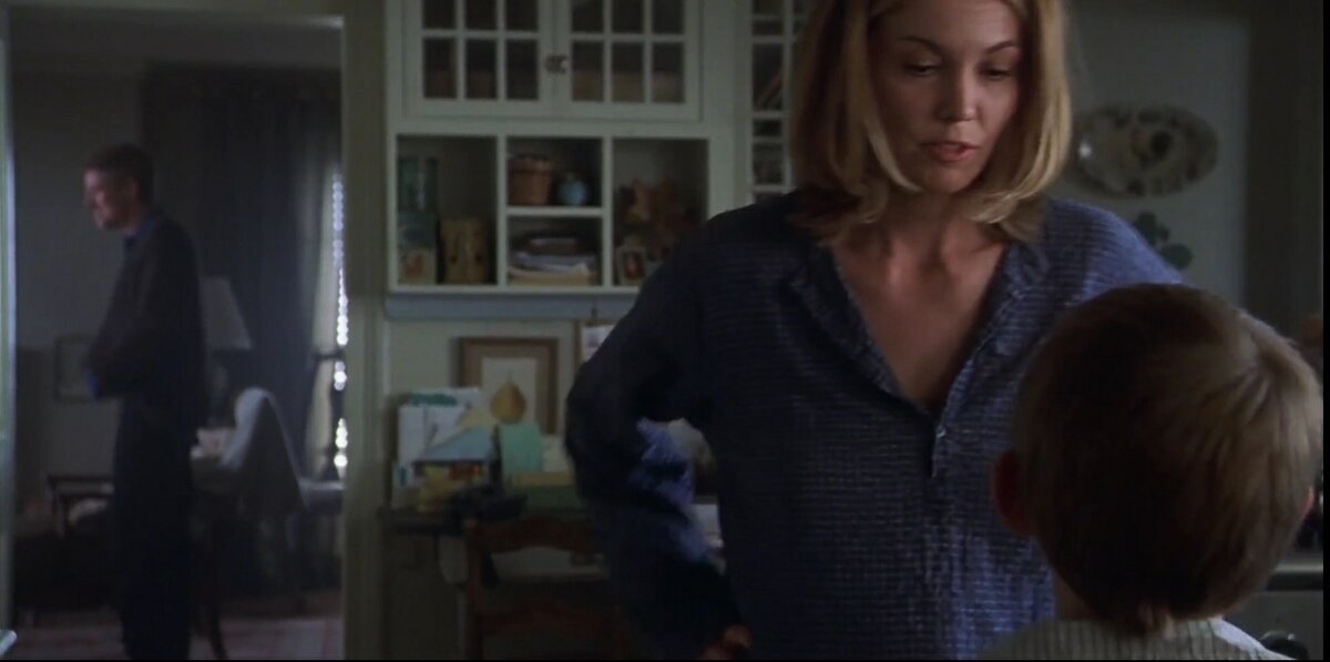 Кадр из фильма.  Любящий муж, сынишка, спокойная жизнь... Но тетке чего-то не хватало