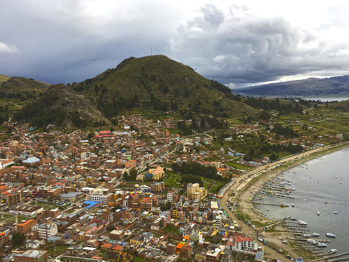 Вид на город Копакабана с холма Cerro Calvario, фото автора. Листайте галерею