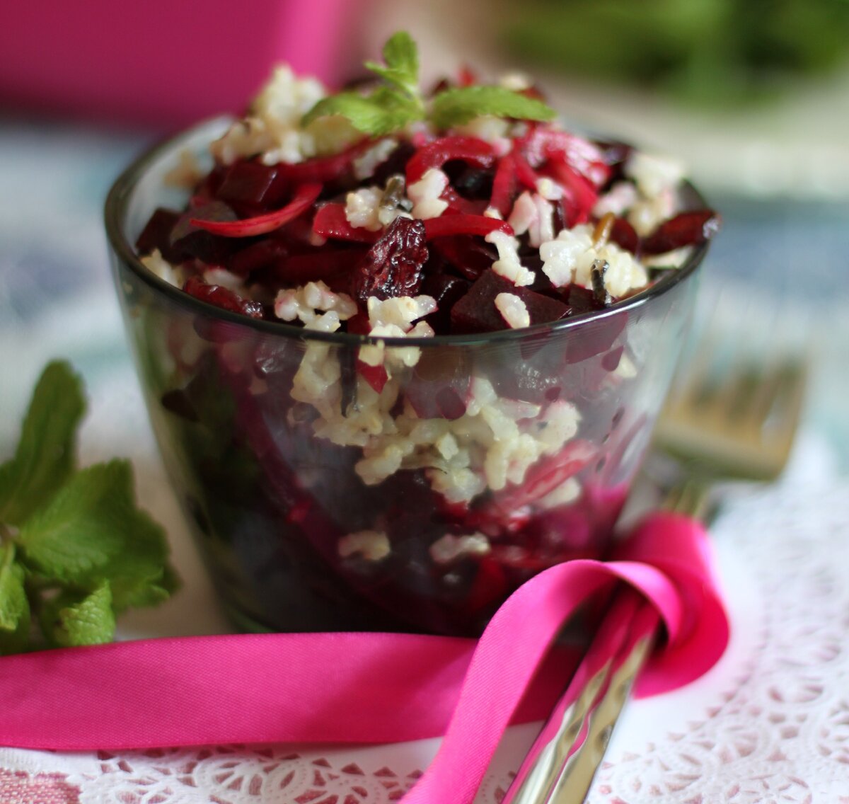 Салат из свеклы и риса с оригинальной заправкой