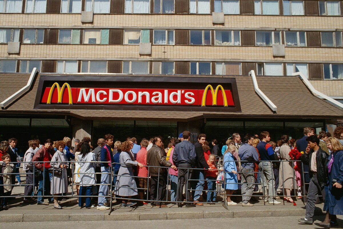 В каком году открылась. Первый Московский Макдоналдс 1990. Макдональдс 1991 Москва. Очередь в макдональдс 1990 Москва. Открытие Макдональдса в Москве 1990.