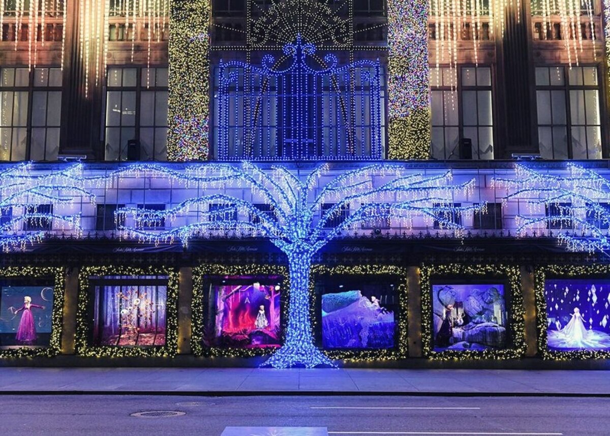 Saks fifth. Saks 5 Авеню. Saks Fifth Avenue Light show. Новогодняя витрина. Новый год в Америке.