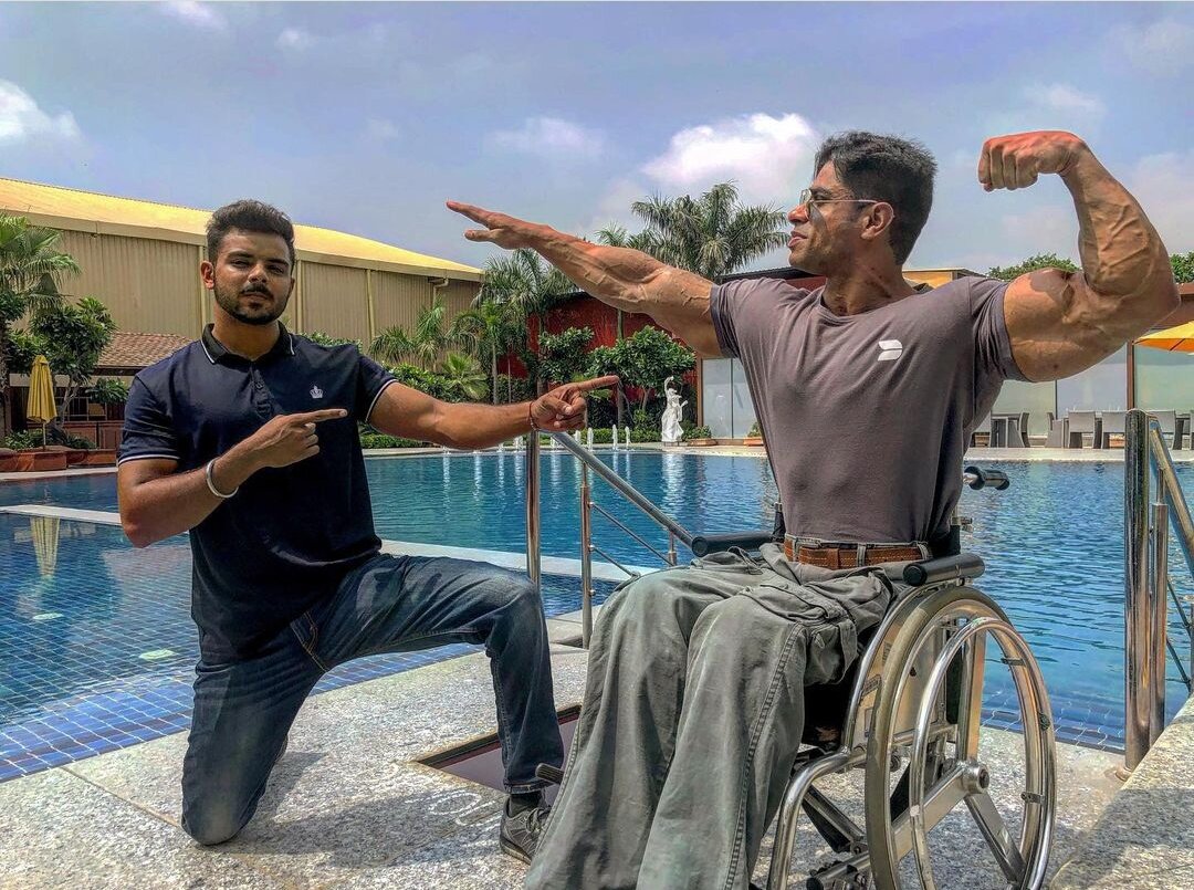 Ананд Арнольд с другом. Фото из Инстаграма @mr.world_arnold