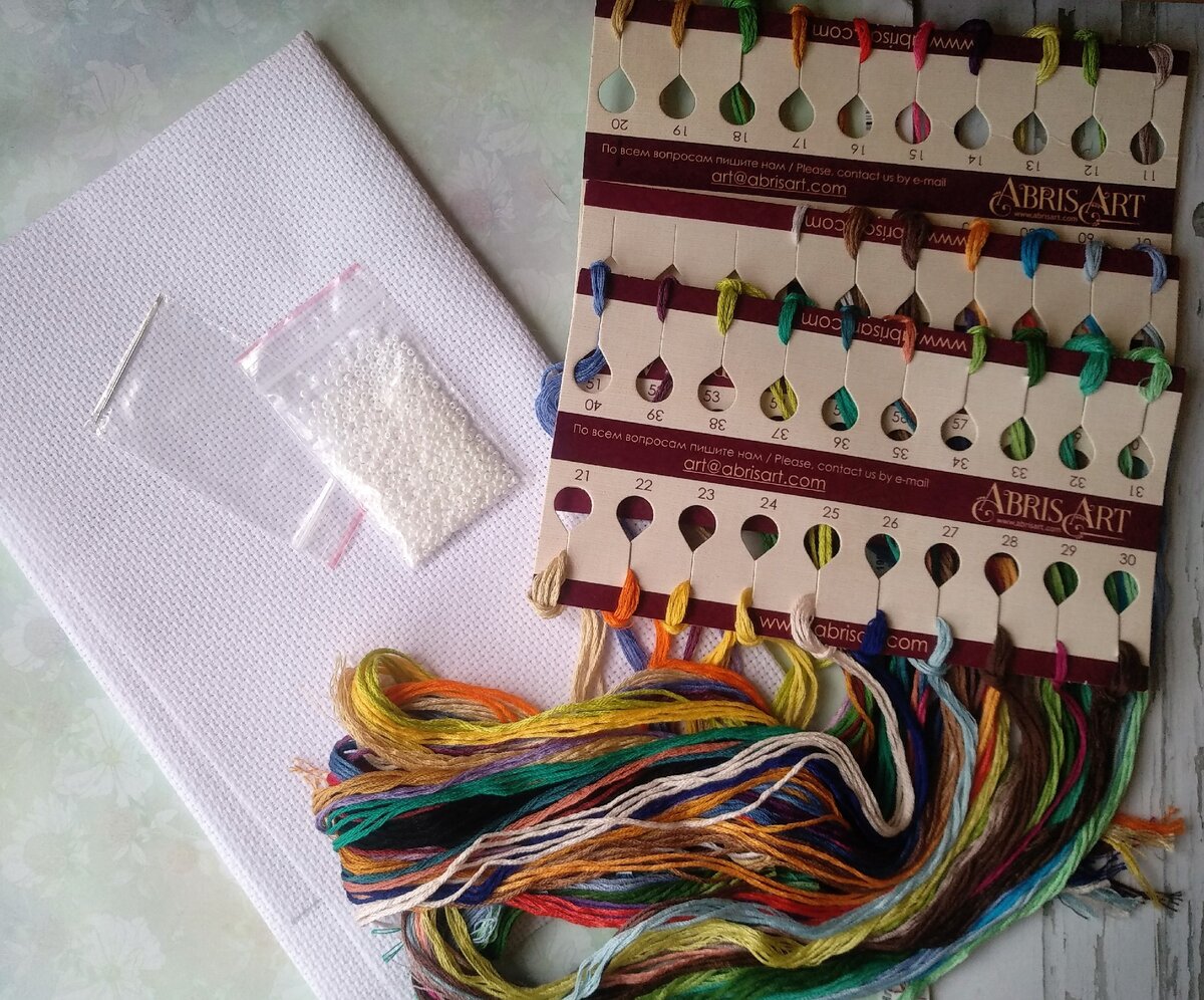 Комплектация набора "Кошкин дом" - канва, нити (47 цветов), бисер, игла. Фото автора