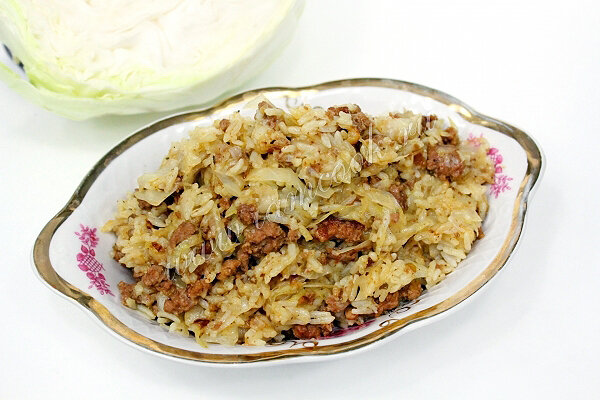 Обжариваем лук с фаршем. Посолим мясо. Выложим промытый рис. Поверх всего выкладываем рубленную капусту. Вливаем стакан воды. Закрываем крышку и готовим на режиме плов.