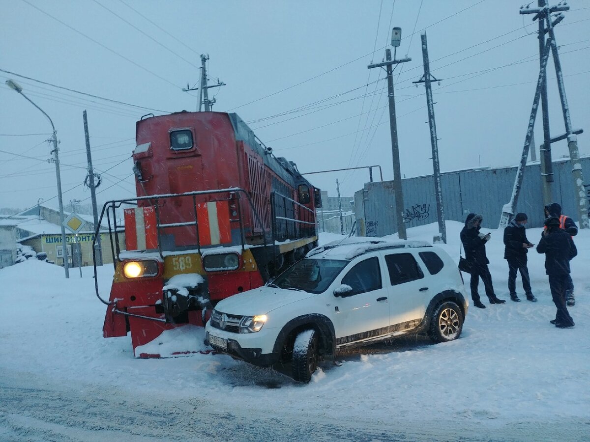Вероятно, легковой автомобиль хотел проскочить перед поездом
