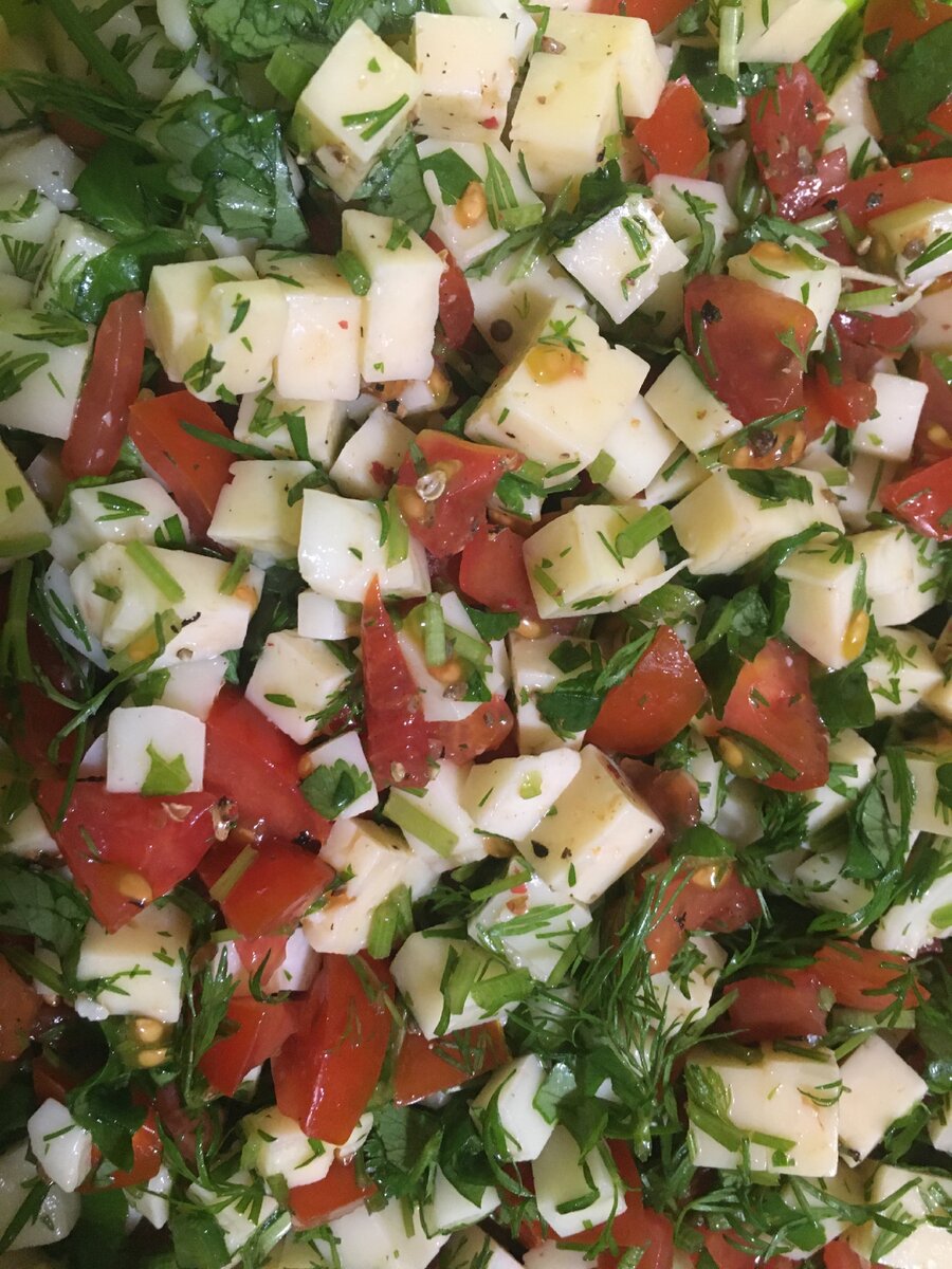 На фото - смесь, готовая к упаковке в лаваш. К сулугуни добавили немного обычного мягкого сыра.