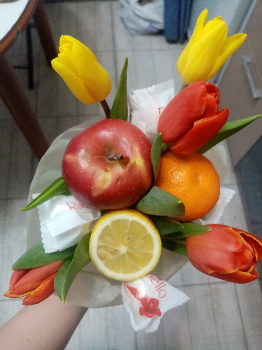 Цветочно-фруктовый букет 