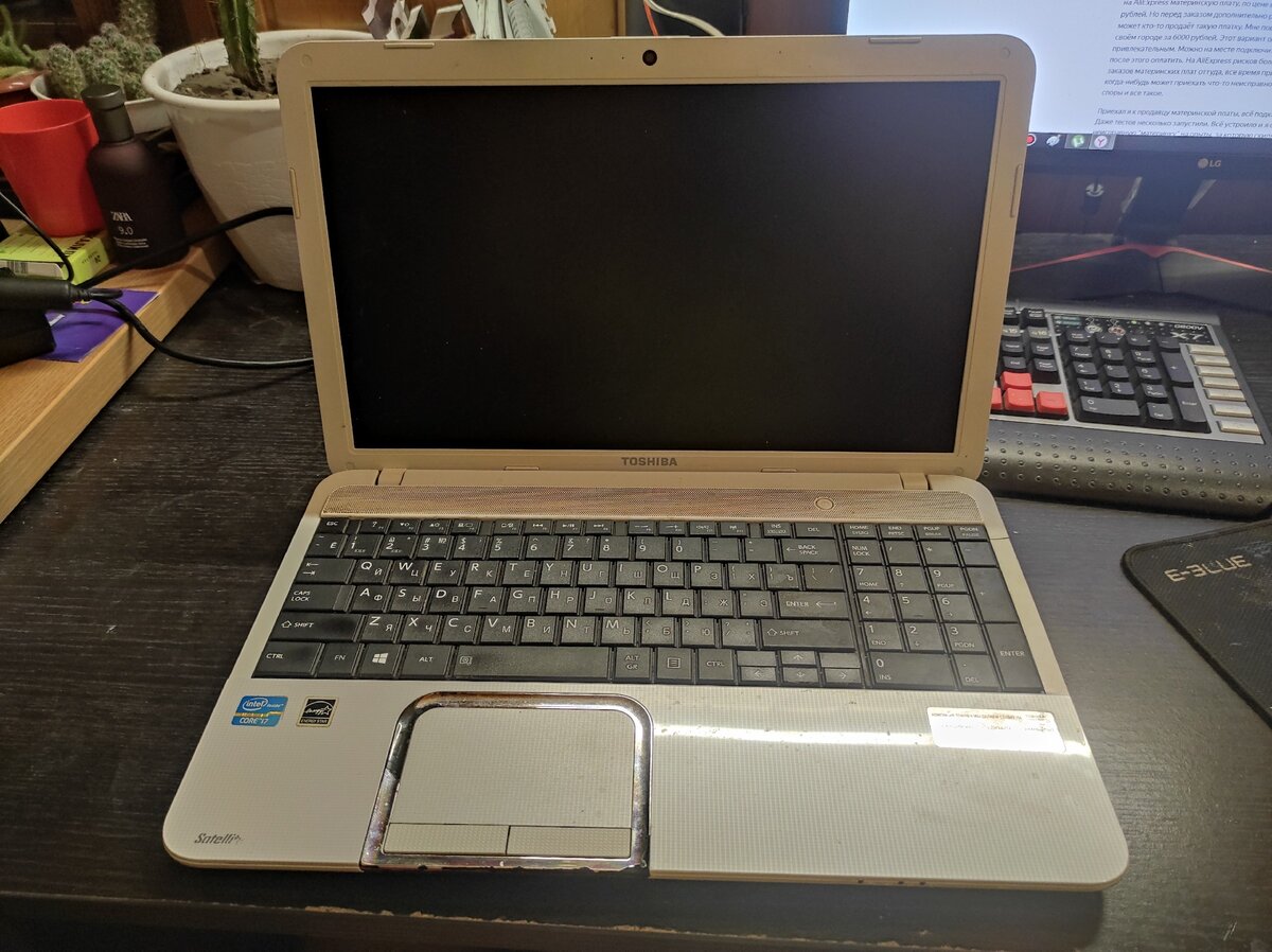 На фото ноутбук Toshiba L850, который восстанавливал