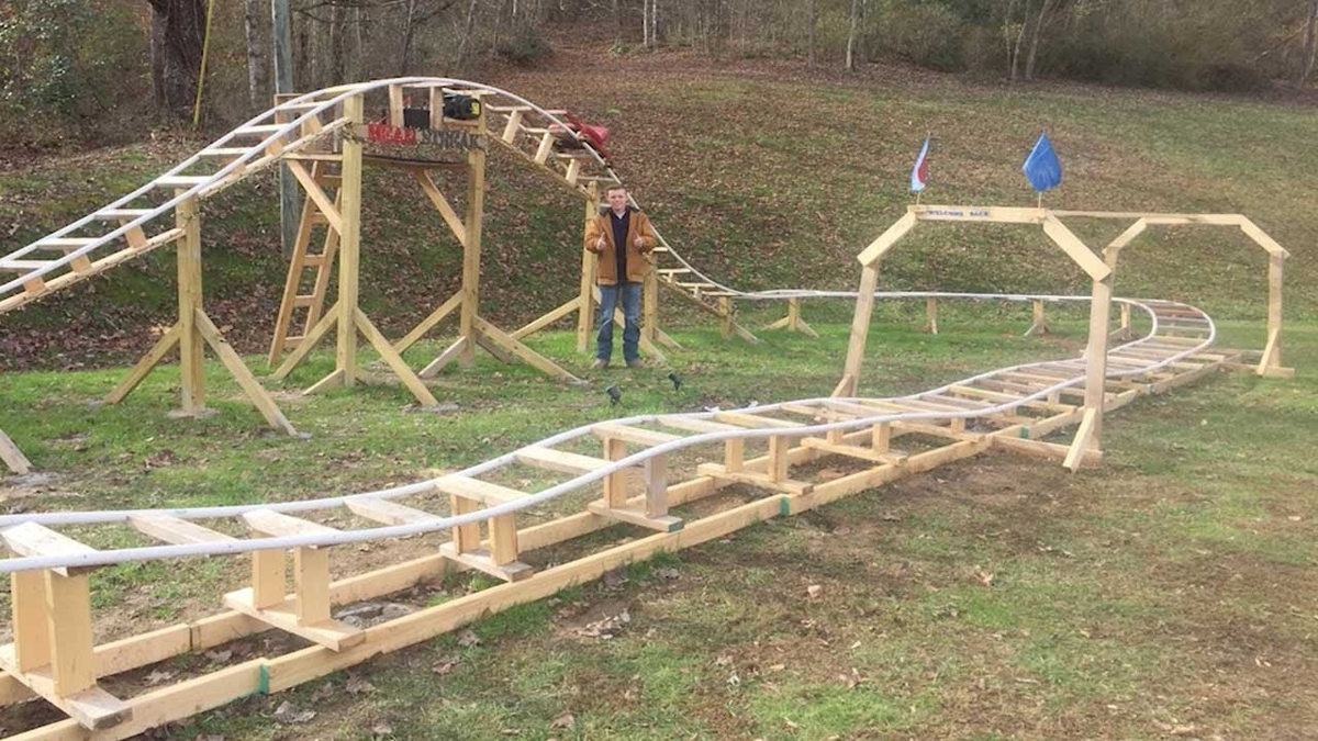 Подросток из Джорджии строит американские горки на заднем дворе