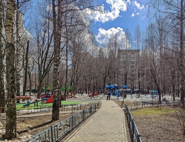 Конечно о многом мы можем только мечтать или сожалеть ... но это не  отменит ни солнце за окном, ни пение птиц. И это очень даже неплохо ...  если, конечно, идёт своим чередом ...

Весенний день ... Москва ...

  