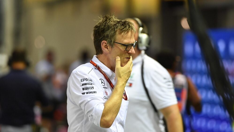 "Ё моё, что ж я сделал-то? Или... чего не сделал? Вон в Mclaren оч-чень грамотно словчили..."
Джеймс Эллисон, Mercedes. Фото взято из открытых источников