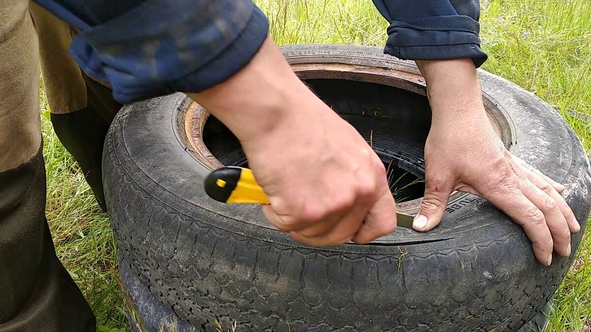 Шины от легковых автомобилей легко режутся канцелярским ножом, но вот резина от грузовых слишком толстая.