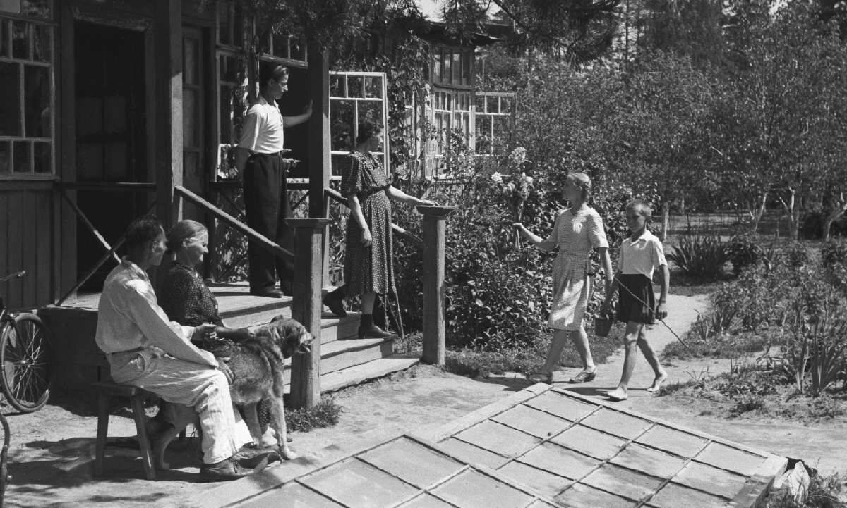 Дачная жизнь. СССР, 1950-е годы. Фото взято из открытых источников: soviet-postcards.com