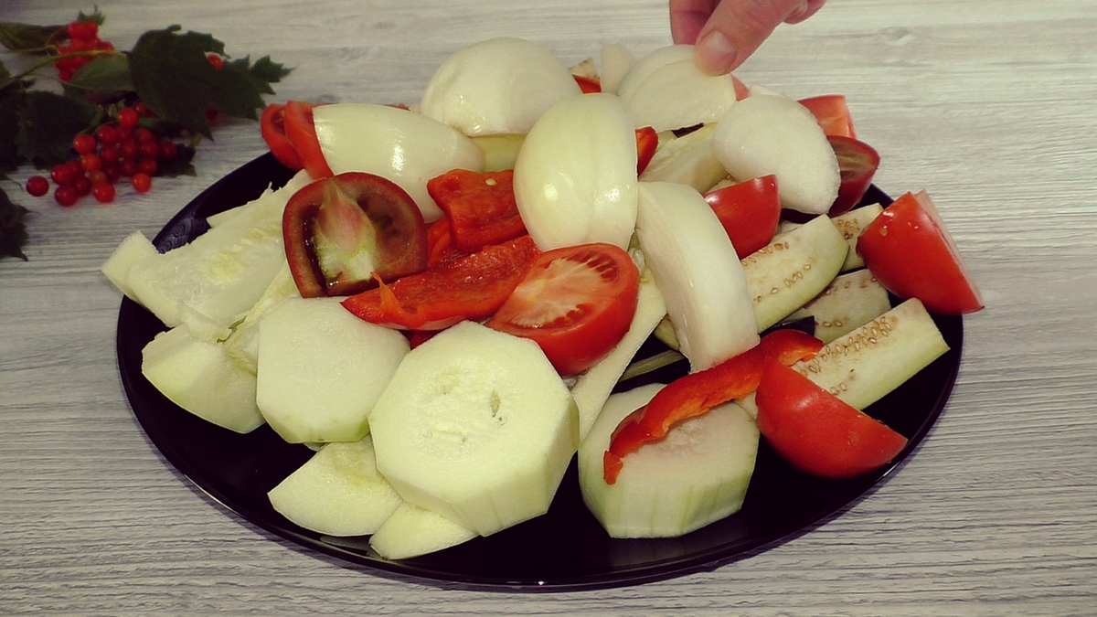 Беру обычные овощи и готовлю ужин, который нравится всей семье: недорого и вкусно (запеченные овощи с чесночным маслом)