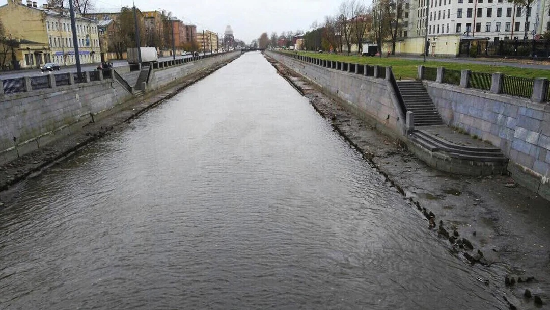 Отлив в петербурге. Обводный канал обмелел. Обмелевшие каналы Санкт-Петербурга.