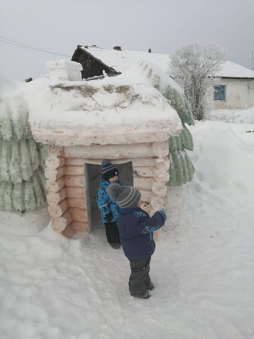 Заботивый папа смастерил снежный дом на радость всей деревенской детворе. Село Филатовское Свердловской области.