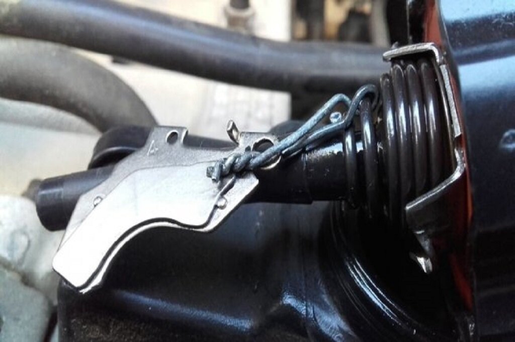 Помогает ли магнит собирать металлическую стружку в бачке для жидкости ГУР? Фото с сервиса Яндекс.Картинки