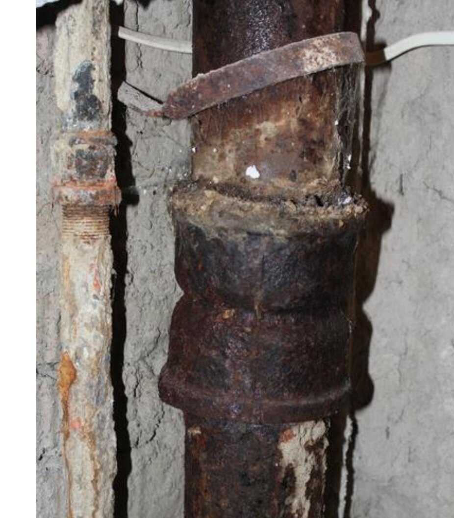 У нас не такие трубы. Новые, пластиковые. Но у кого-то же до сих пор такие