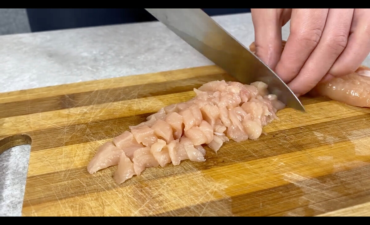 1. Нарезаем кубиком 150 г куриного филе.