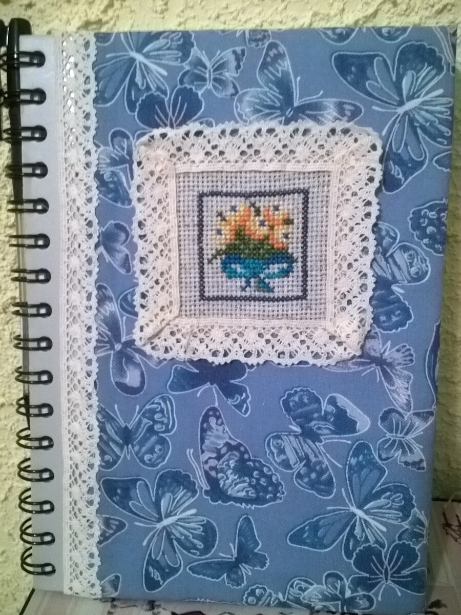 Готовый блокнот. Обложка обтянута тканью, минивышивка, кружево.