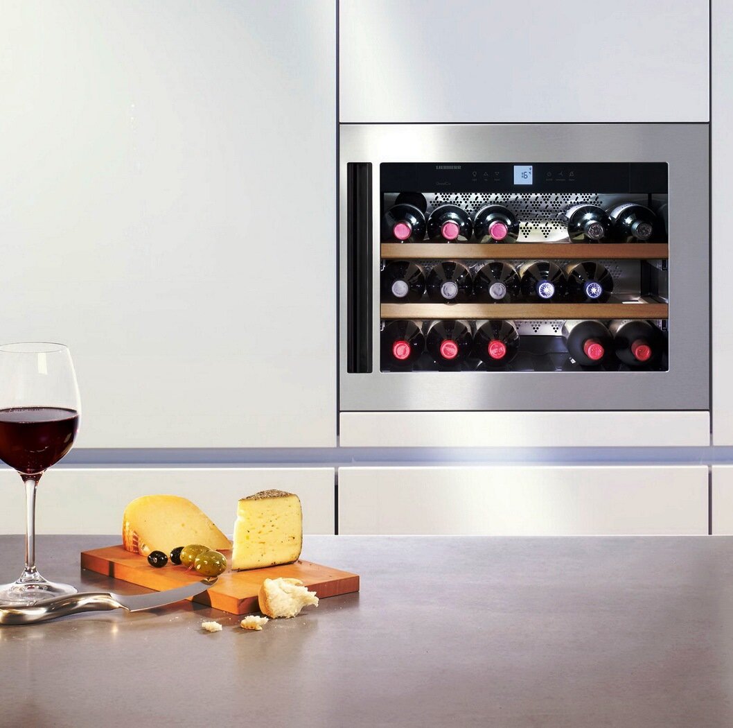 Винный шкаф Liebherr. Встраиваемая модель компактного размера