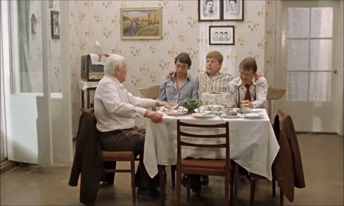 Кадр из советской комедии «Белые росы»