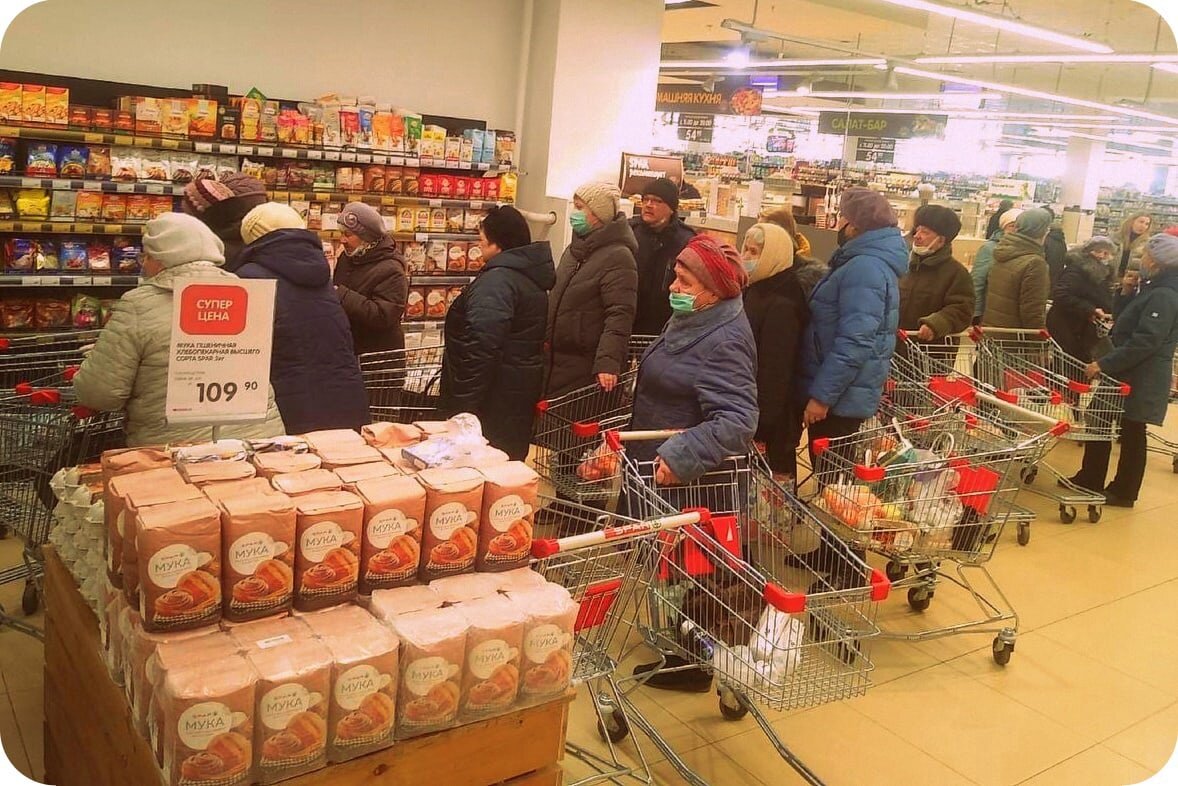 В магазине за один день купили 9. Скупают сахар. Продукты на рынке. Пенсионеры в магазине. Магазин продукты.