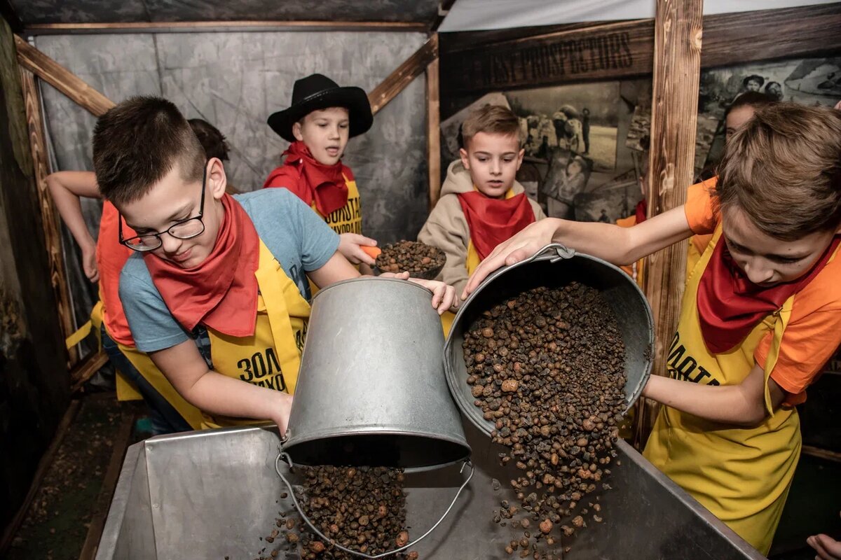 На площадке царит дружелюбная атмосфера, и дети играют вместе