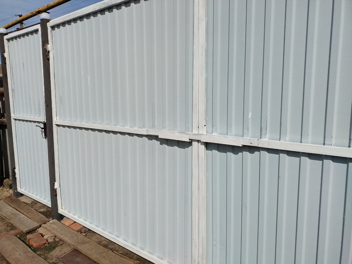 Хошь пирожного, хошь мороженого.. Ха, а он заборы красит ))