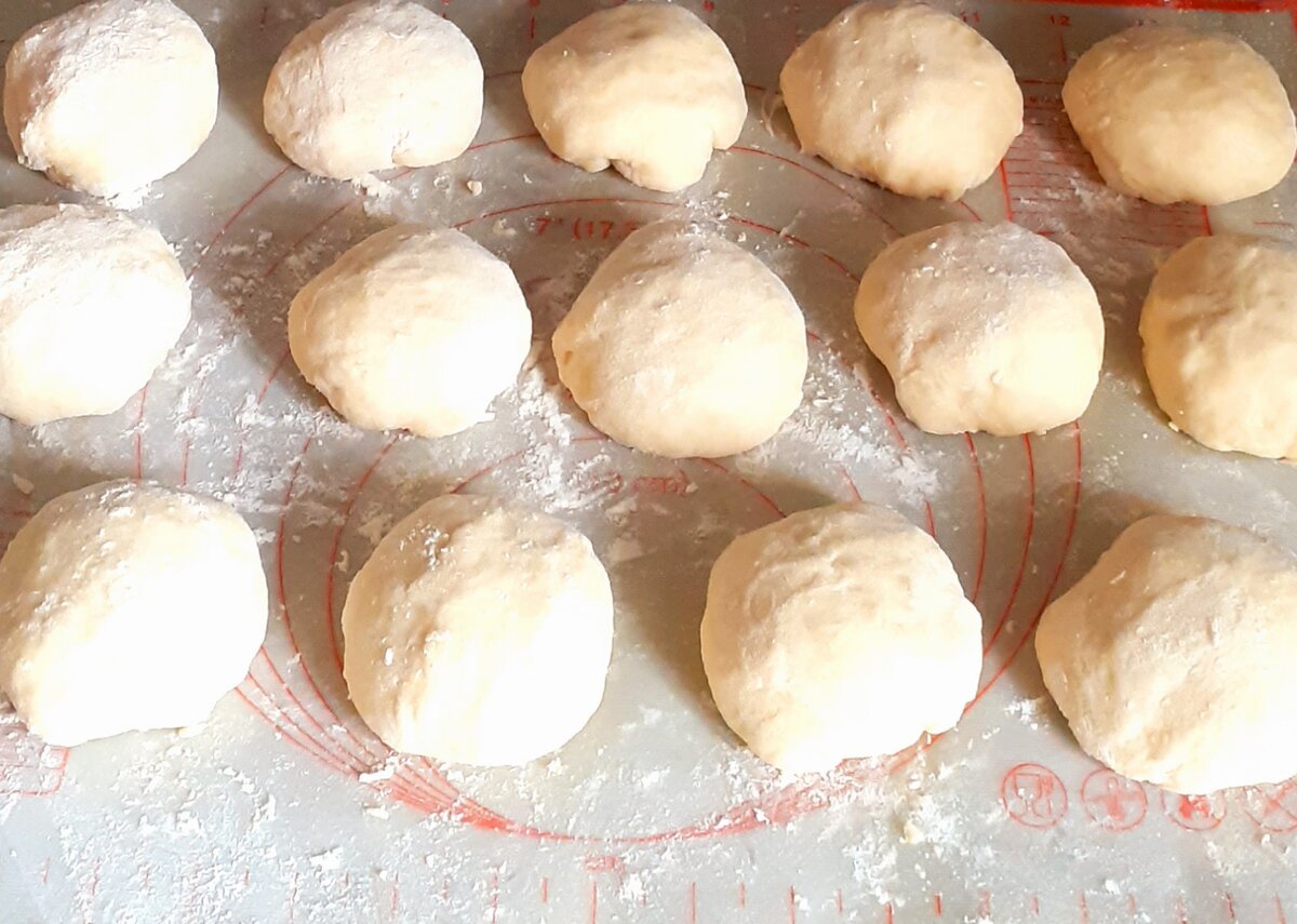 Слоеные пирожки с курицей и грибами в духовке