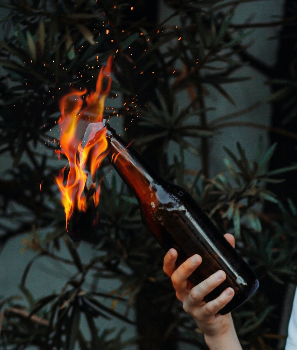 коктейль молотова. коктейль молотова фото. кинула коктейль. молотов коктейль. бросок коктейля молотова.