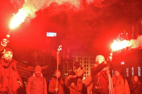Участники традиционного ежегодного факельного шествия по случаю дня рождения Степана Бандеры в центре Киева. Источник фото: РИА «Новости»📷
