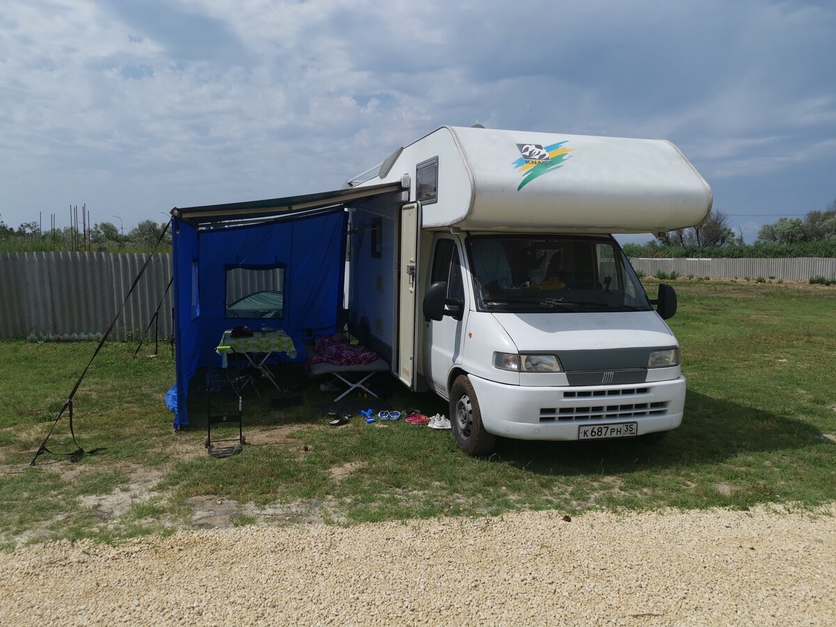 Маркиза с прикрепленными стенками.