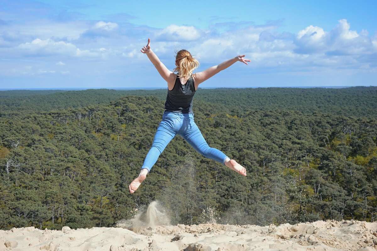 Mountain jump. Женщина прыгает. Прыжок бабы веры. Вы успешно прошли тест фото необычное.