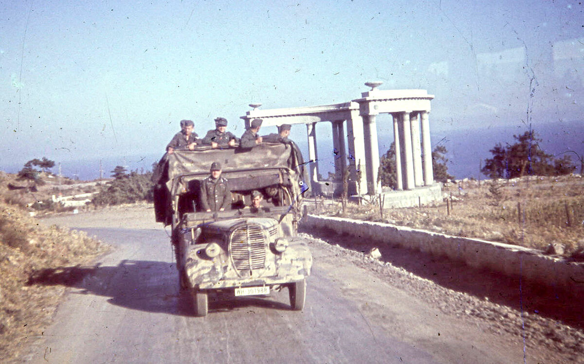 Колоннада на въезде в Никитский ботанический сад. 1942–1943 гг.