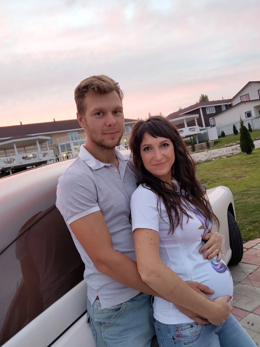 Важный пост для беременных! 

Качественное растительное масло - это важный продукт в рационе беременной женщины!  Речь идет не только о жирах - питании для клеток,  но и о витаминах,  о способности подготовить организм женщины к родам,  о правильном формировании плода!  

Самыми важными и нужными маслами в этот нежный период мы считаем кедровое и конопляное масла.  
Кедровое - это масло с идеальным составом для человека в любом возрасте,  в любой ситуации. Это масло способно питать даже невидимые тела человека.  Его хорошо пропить и перед зачатием.  
Конопляное масло не только богато Омегами,  но и содержит в себе много витаминов и аминокислот.  Оно способно хорошо поднять гемоглобин - зачастую с этой задачей справляется лучше лекарств. Доказано,  что это масло не только помогает будущей маме восполнить дефициты и подготовиться к рождению малыша,  но и помогает правильному формирования плода.   Это масло поможет женщине привести организм в норму сразу после родов.  Именно его прописывают врачи для реабилитации пациентов после операций и серьезных вмешательств.  
В третьем триместре можно подключать и льняное масло. Растительное масла, употребляемые женщиной каждый день перед родами и в больших обьемах в сравнении с суточной нормой,  будут являться хорошей профилактикой от разрывов. Масло поспособствует гибкости тканей,  сделав замасливание организма изнутри.  Этот же принцип поможет избежать растяжек на всем протяжении беременности при регулярном употреблении масла. 

Очень часто нас спрашивают, можно ли во время беременности пить масло чёрного тмина.  Нельзя,  дорогие наши.  Беременность у этого масла является противопоказанием 🙏
Природой задумано,  что в этот период (особенно в первый его триместр) иммунитет снижается. Это нужно для того,  чтобы прижился плод.  Масло черного тмина  быстро и действенно иммунитет поднимает,  что может привести к отторжению плода.  
На втором и третьем триместре, если будущая мама заболела и ничего не помогает,  можно три дня пропить это масло. Однако помогать себе в лечении простуд можно чаем из жмыха чёрного тмина. Не на постоянной основе,  а для лечения!  

Дорогие наши,  если вы в этом прекрасном положении, сообщите нам при заказе - весь май мы готовы предоставлять вам скидку 10% на кедровое и конопляное масла 💫

Просим вас отправить этот пост тому,  кому может пригодиться эта информация!