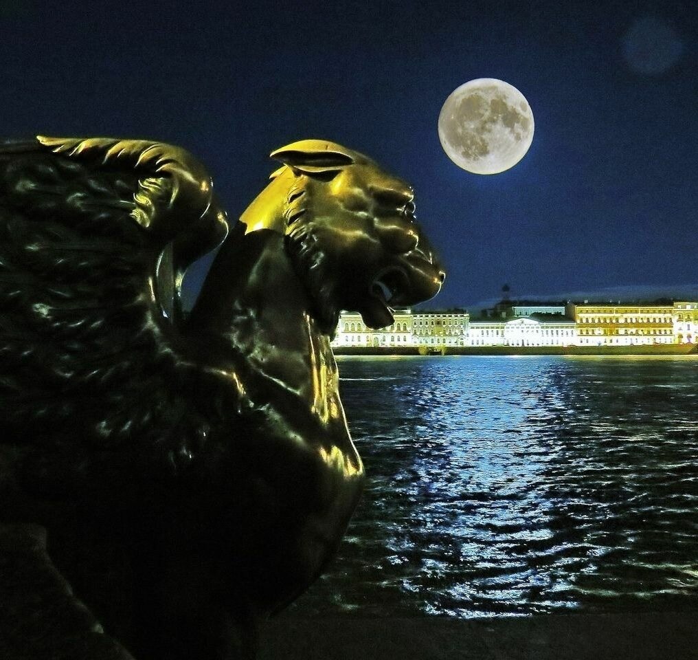 изображение из свободного доступа. Грифон на Дворцовой набережной.