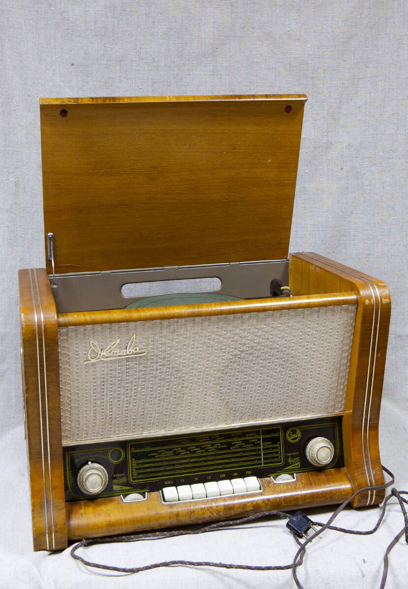 АМДЗ КП-18206. Д-6725 РАДИОЛА. «Октава». 1958 г. Место создания: Горьковская обл., г. Горький. Горьковский завод им. В.И. Ленина Дерево, пластмасса, резина, металл, стекло, ткань, сборка, заводское производство. 57x 33,5 x 39.